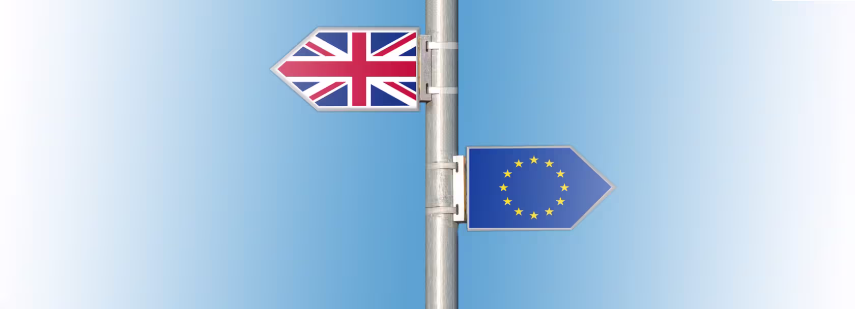 Na niebieskim tle maszt z zamocowanymi dwoma flagami. Z lewej strony flaga Wielkiej Brytanii. Z prawej strony i niżej flaga Unii Europejskiej.