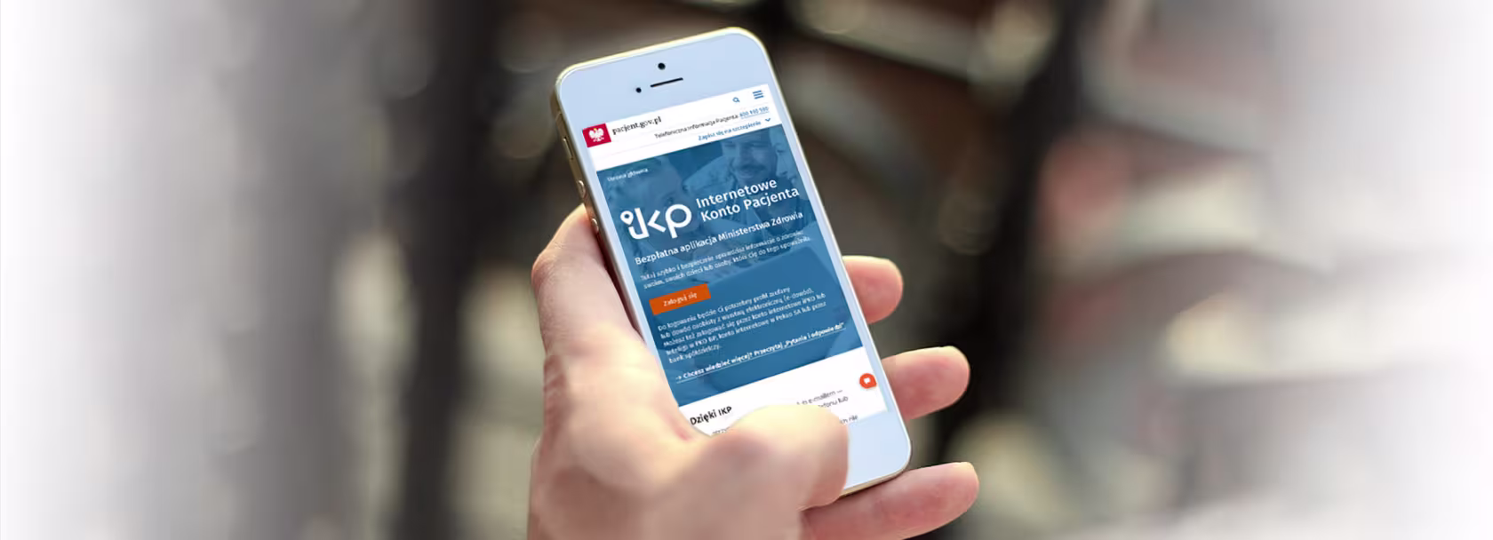 Telefon komorkowy trzymany w dłoni. Na ekranie wyświetlone IKP
