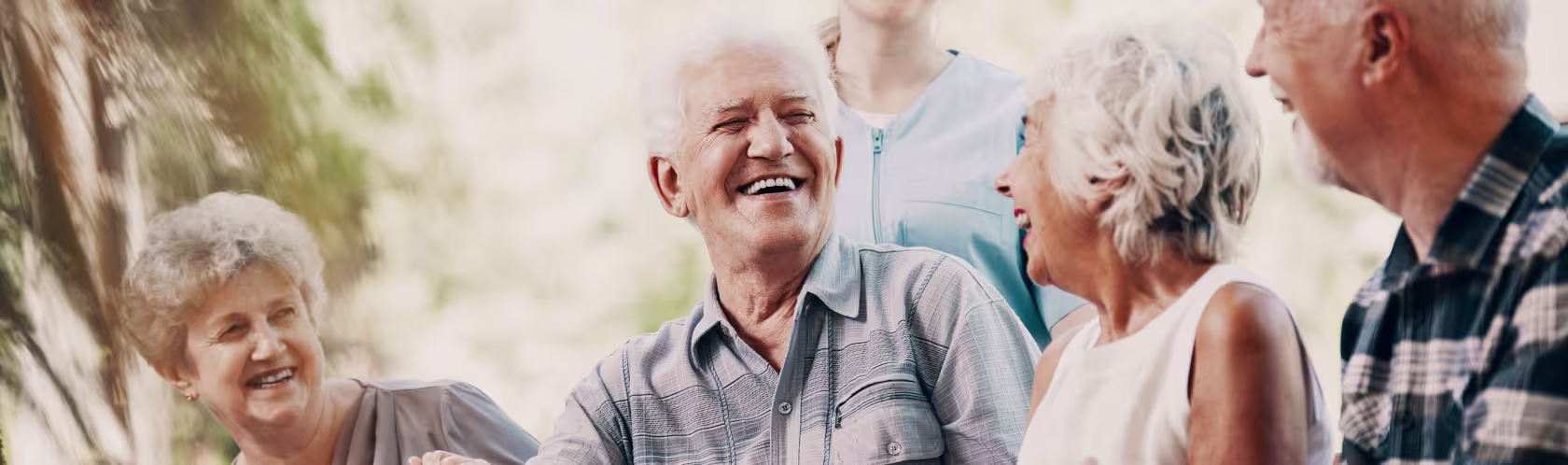 Uśmiechnięta grupa seniorów podczas rozmowy 
