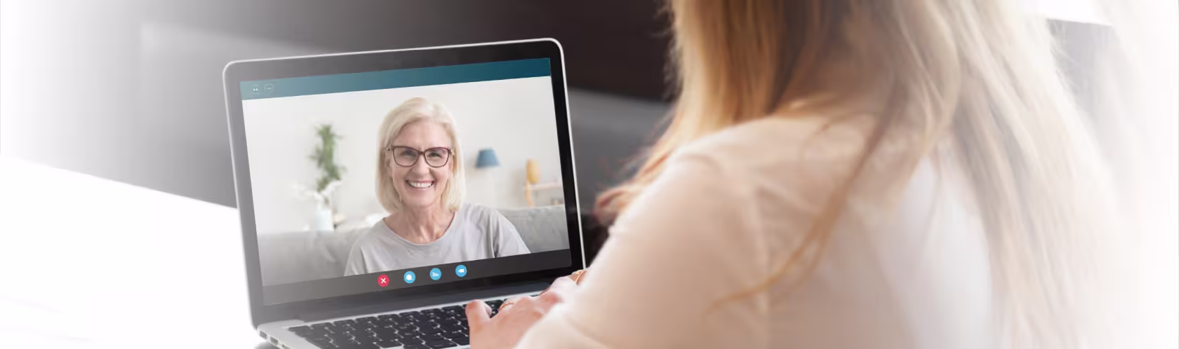 Dziewczyna rozmawiająca przez laptopa z doradcą NFZ