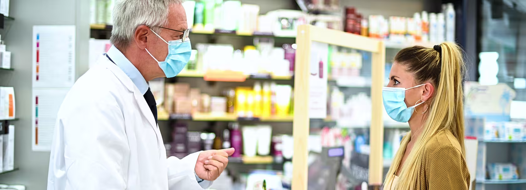 Rozmowa kobiety z farmaceutą w aptece