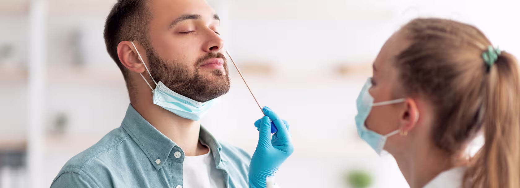 Lekarka robi test mężczyźnie z brodą
