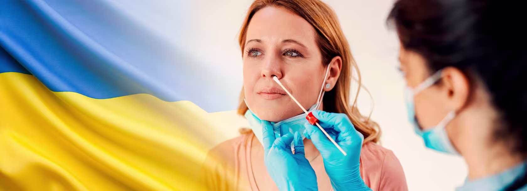 Pielęgniarka robi kobiecie test z boku flaga UKR