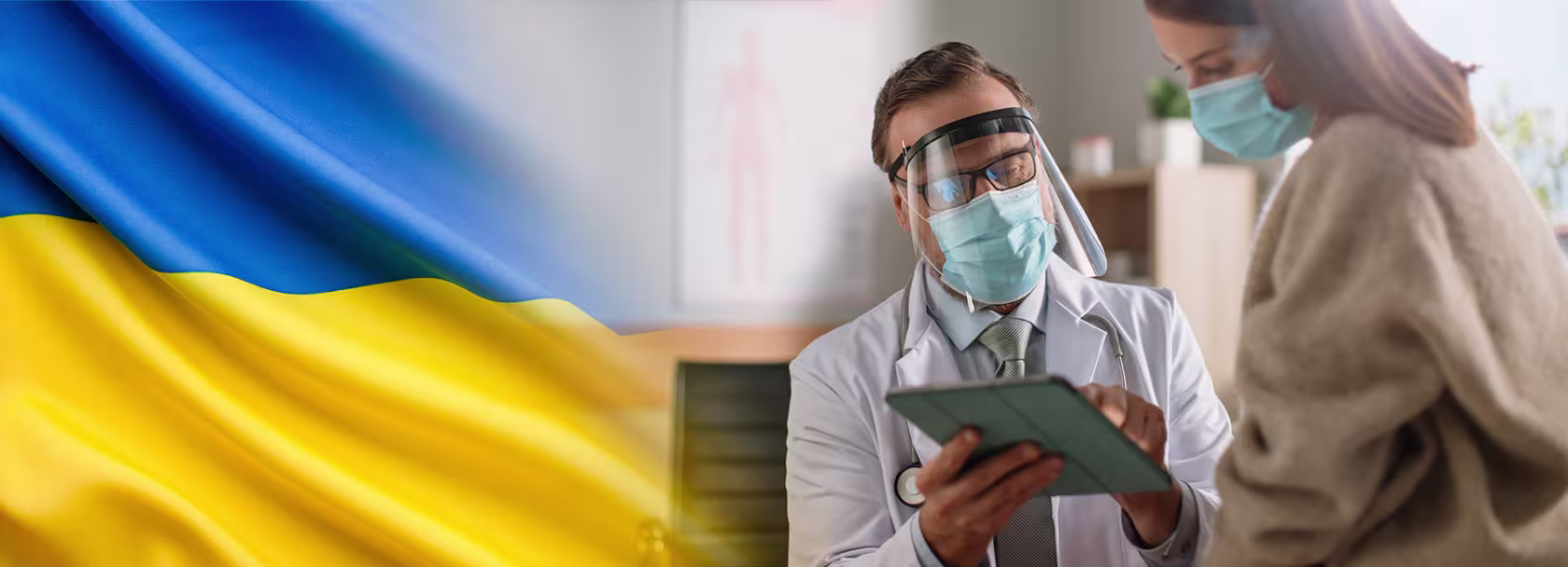 Lekarz pokazuje coś pacjentce na tablecie