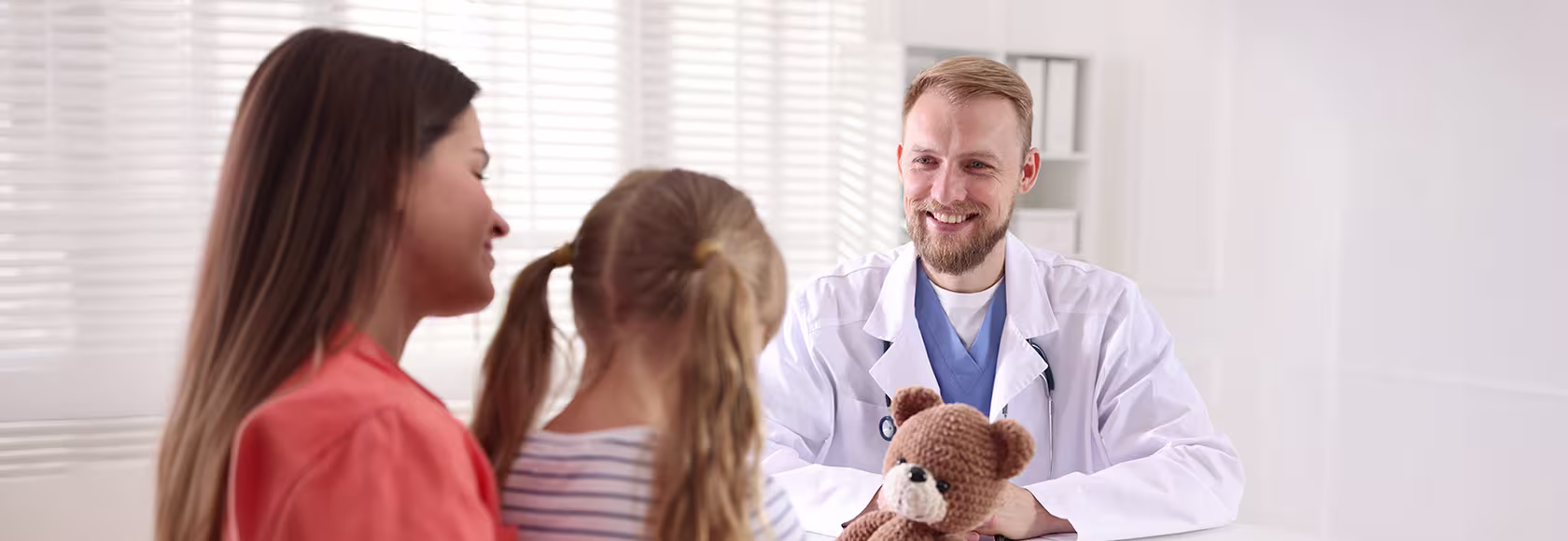 mama z dziewczynką u lekarza