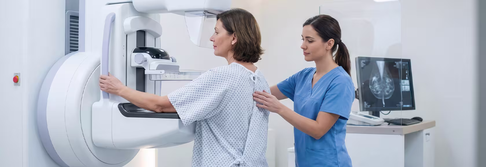 Kobieta z pracownicą medyczną przy mammografie