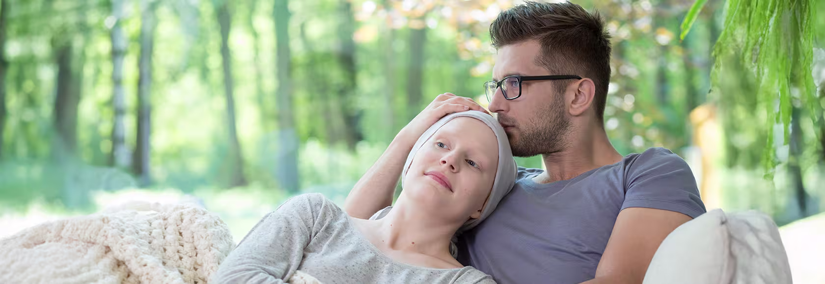 kobieta w chustce na glowie i mężczyzna na sofie
