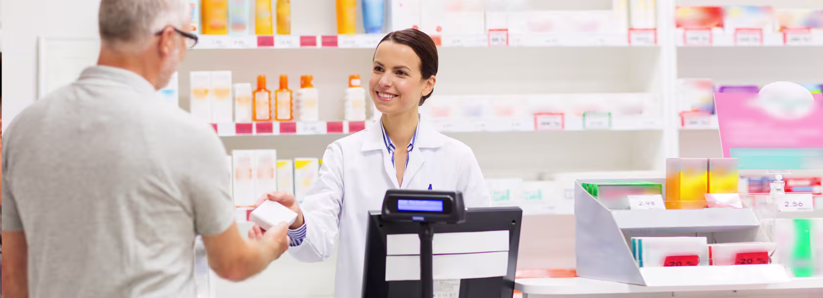 Farmaceutka bez maseczki wydaje starszemu panu lek