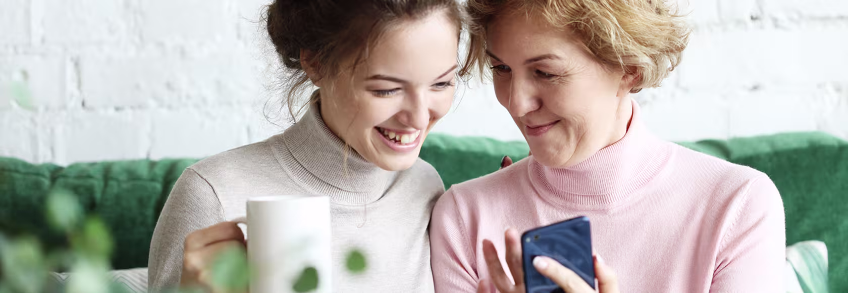Dwie kobiety czytają wiadomości na telefonie