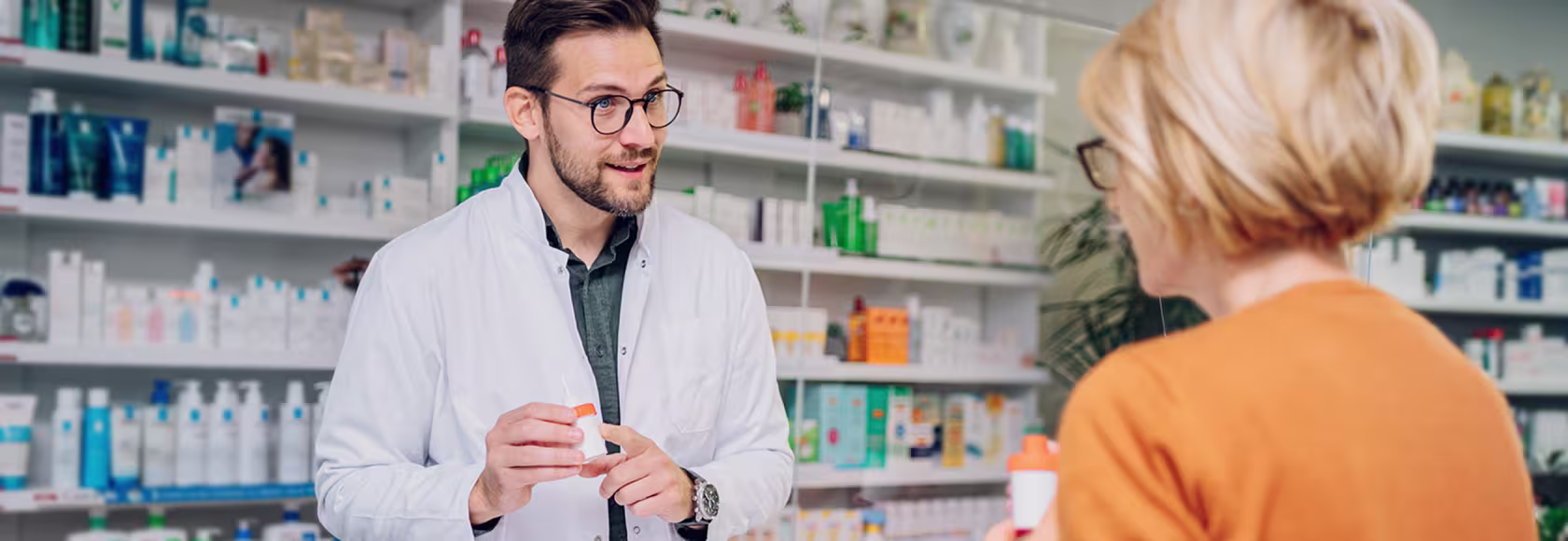 Farmaceuta wydaje leki