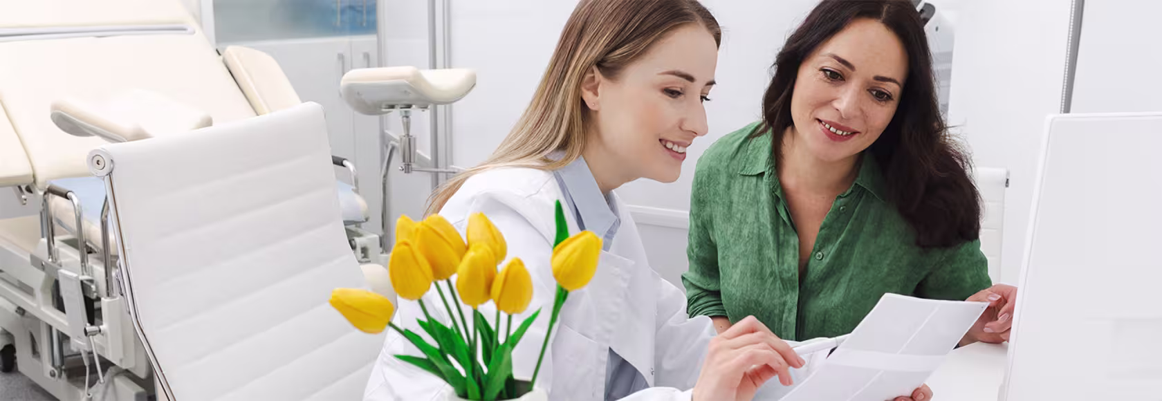 Learka z tulipanami,omawiają z pacjentką jej wyniki