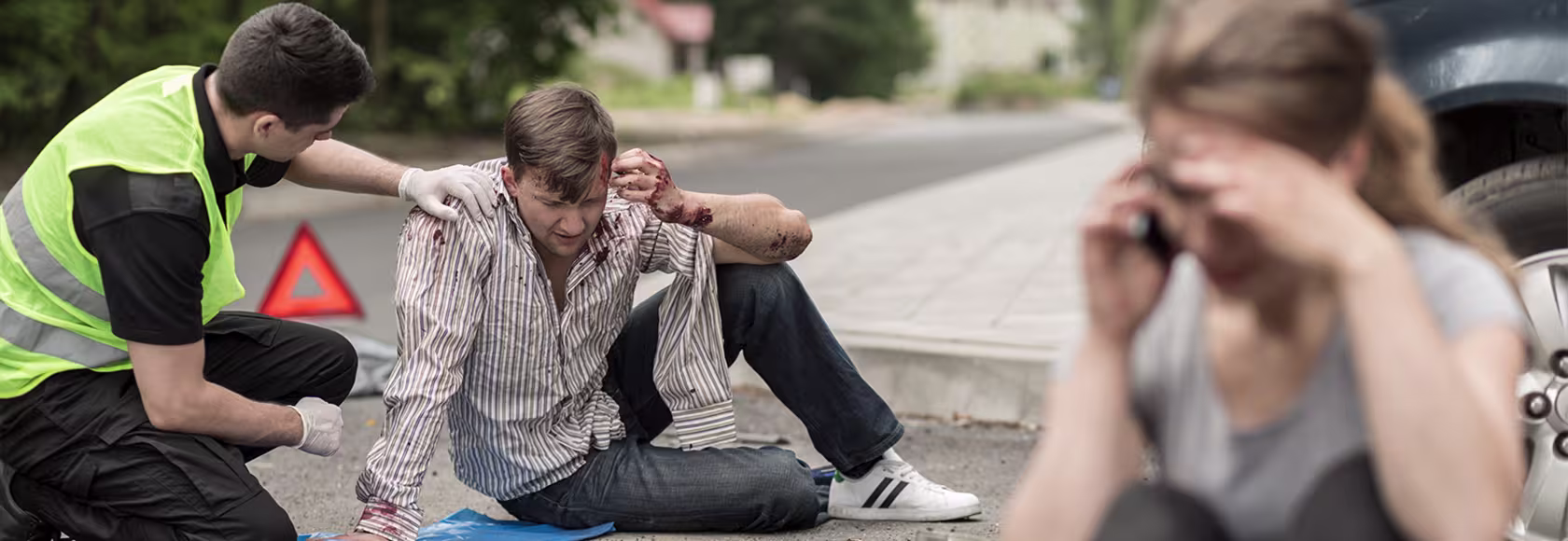 wypadek drogowy, poszkodowani, kobieta dzwoni