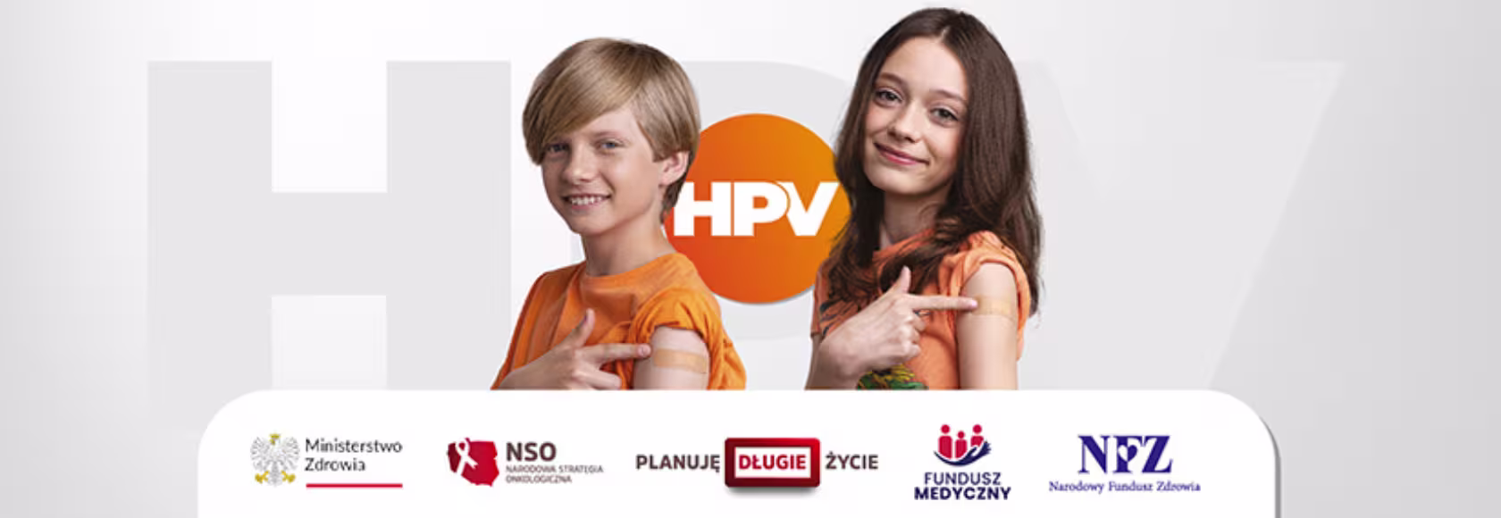 Dwoje dzieci pokazuje miejsce po szczepieniu na HPV