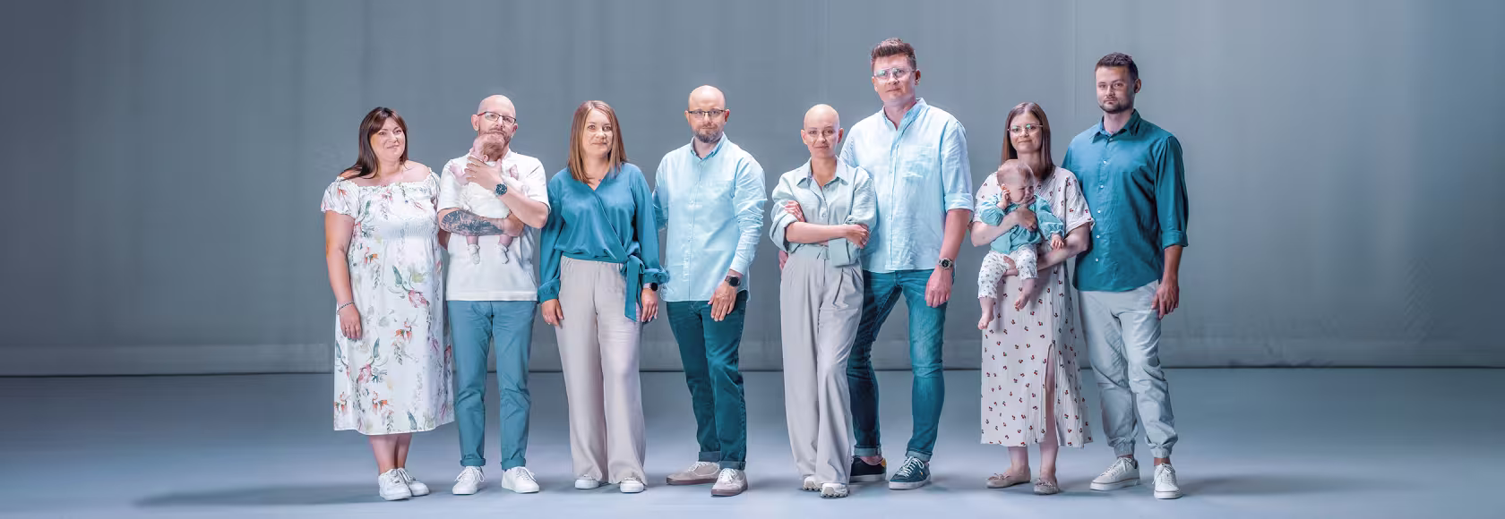 grupa osób w różnym wieku, z dziećmi i bez, w tym kobieta bez wlosów