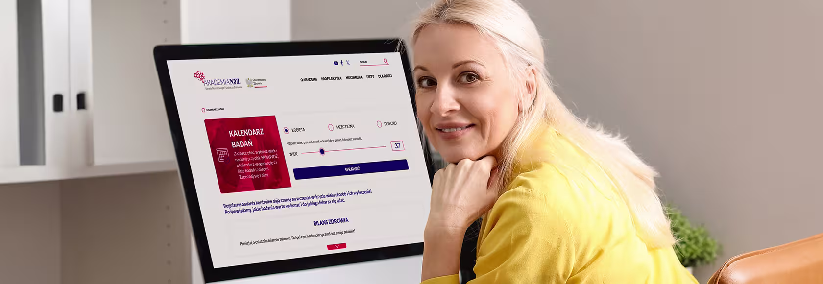 kobieta sprawdza w komputerze kalendarz badań