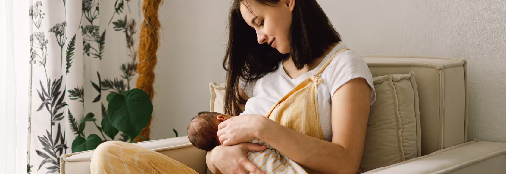 Mama karmi piersią noworodka