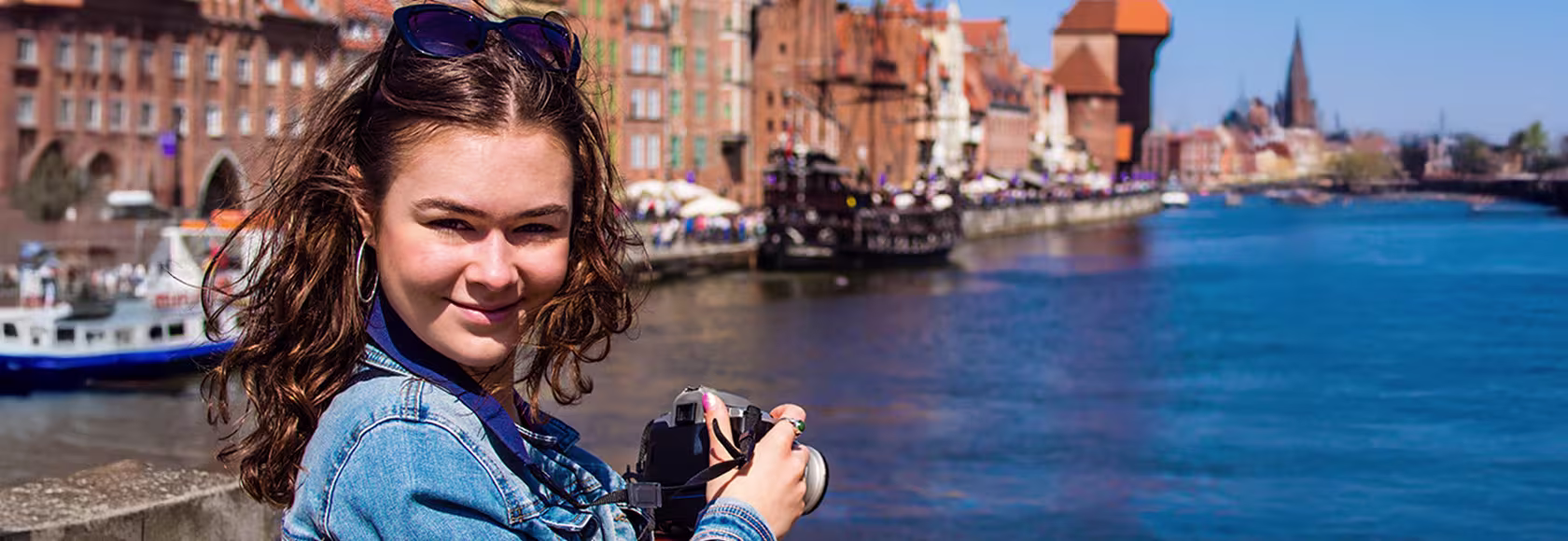 Dziewczyna z aparatem fotograficznym w Gdańsku