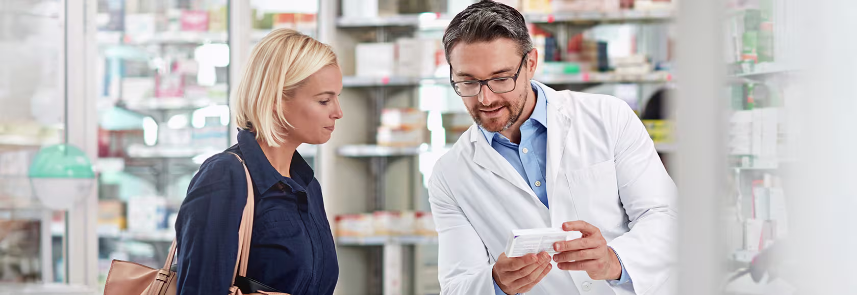 Kobieta z farmaceutą w aptece