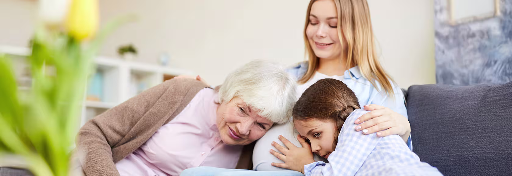 ciężarna kobieta z mamą i córką