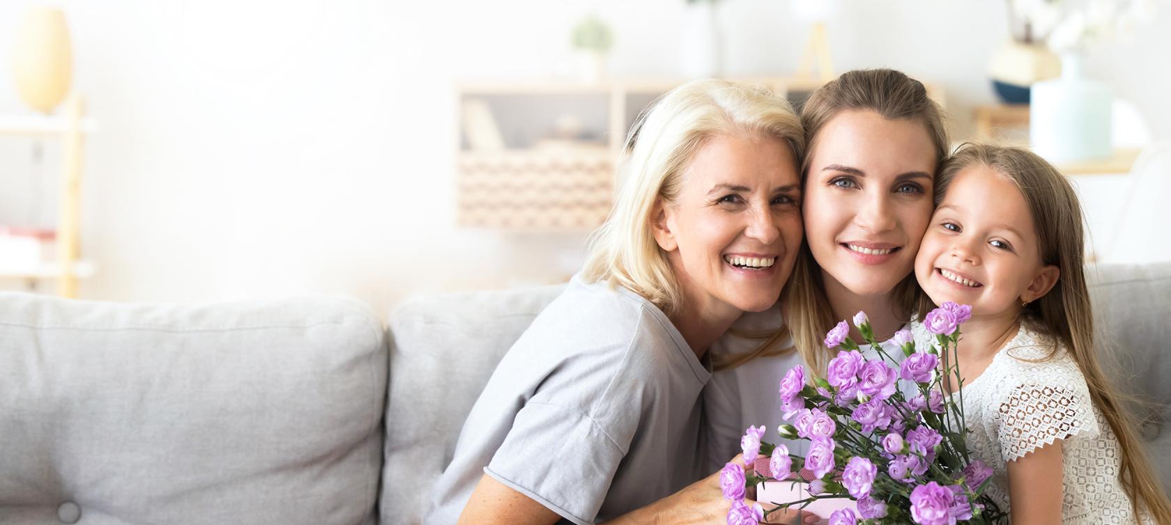 Babcia, matka córka i fioletowe kwiaty